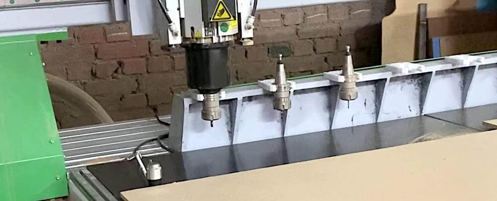 Смена инструмента на фрезерном станке Woodtec